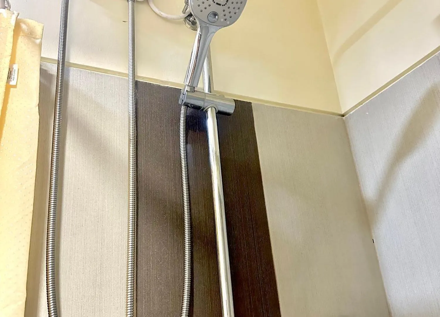 Breeze Residences Condominium Pasay Aparthotel