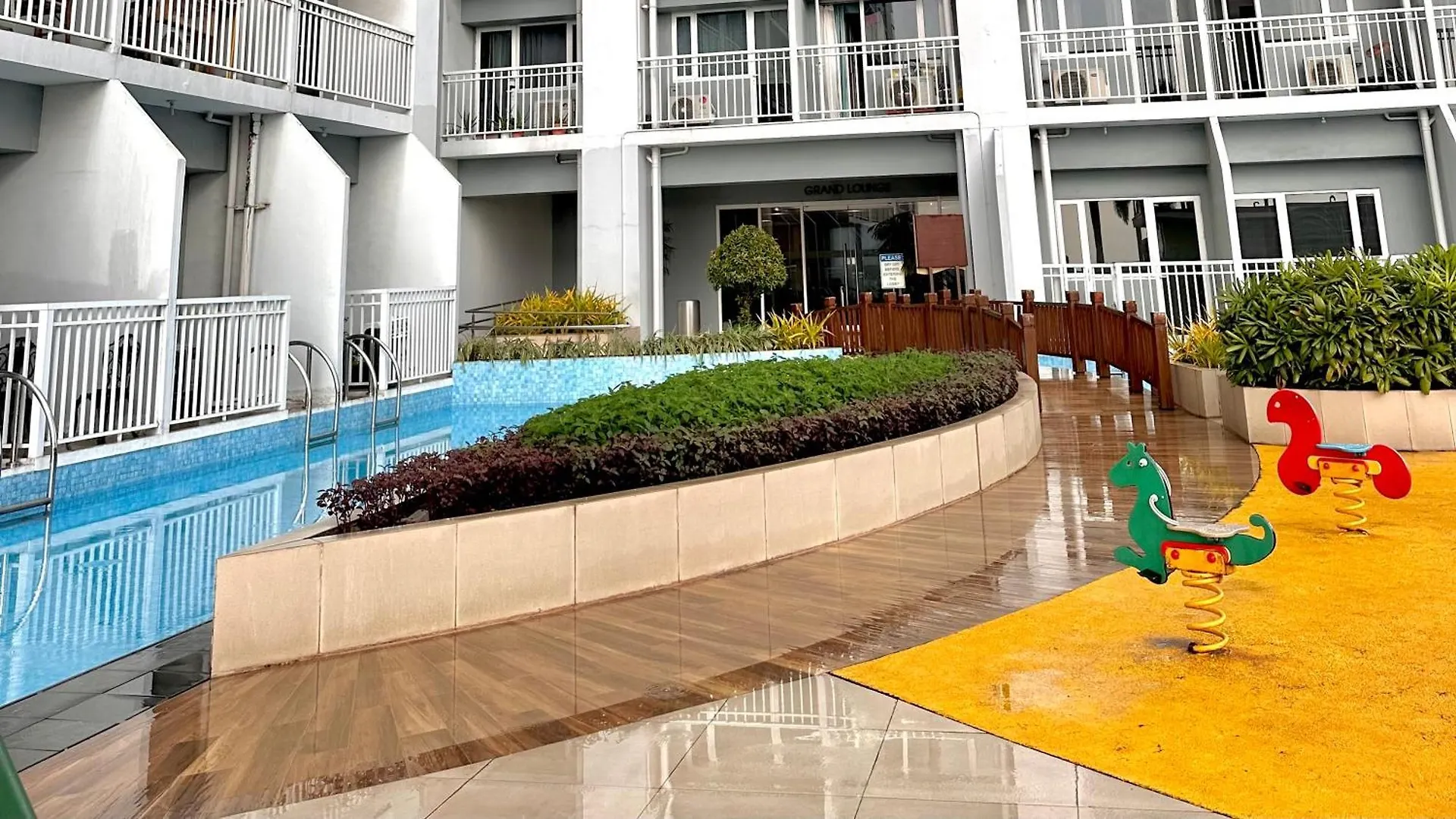 Breeze Residences Condominium Pasay Aparthotel